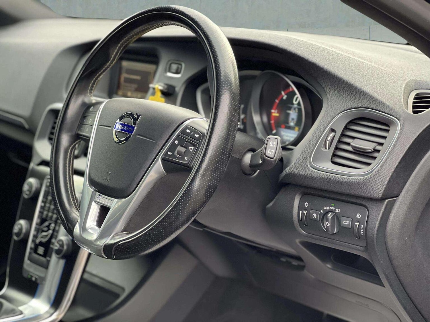 Used Volvo V40 2014 for sale - 76566633: Photo 17