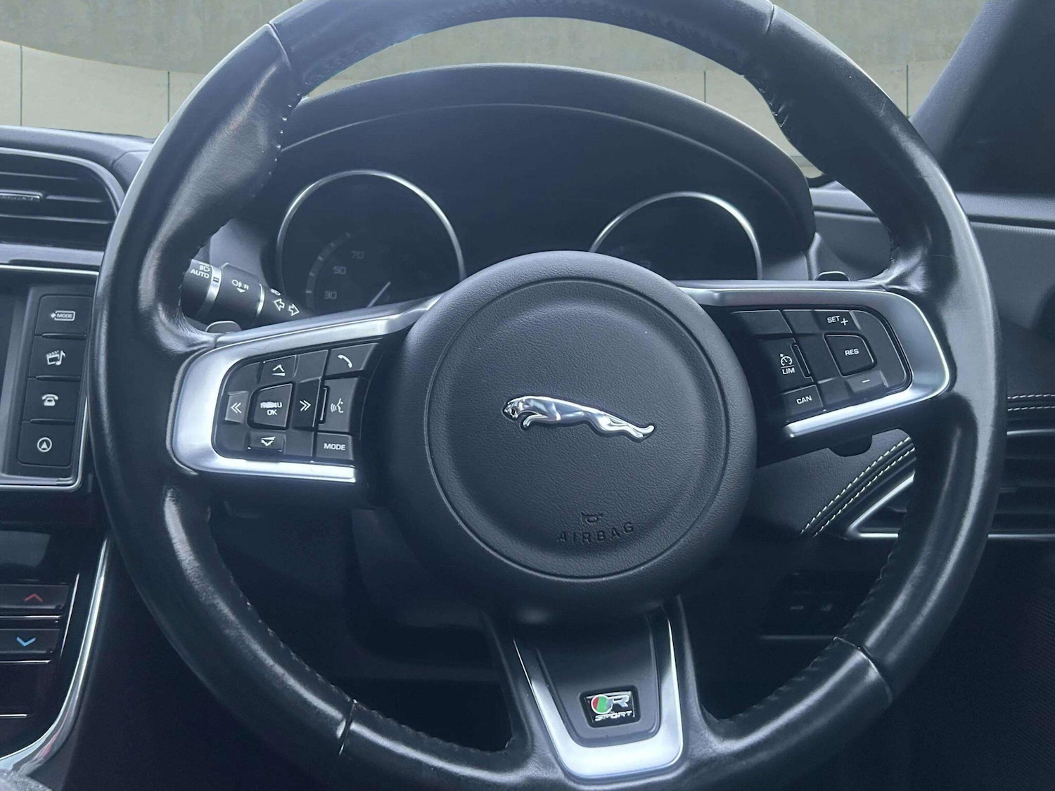 Used Jaguar XE 2016 for sale - 76801152: Photo 24