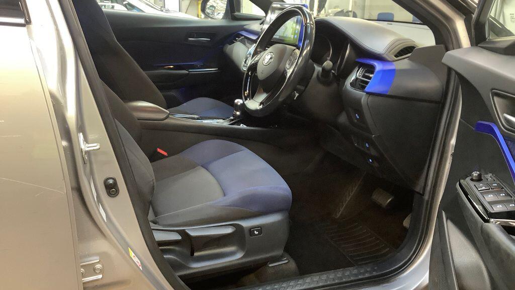 Used Toyota C-HR 2018 for sale - 76714601: Photo 11