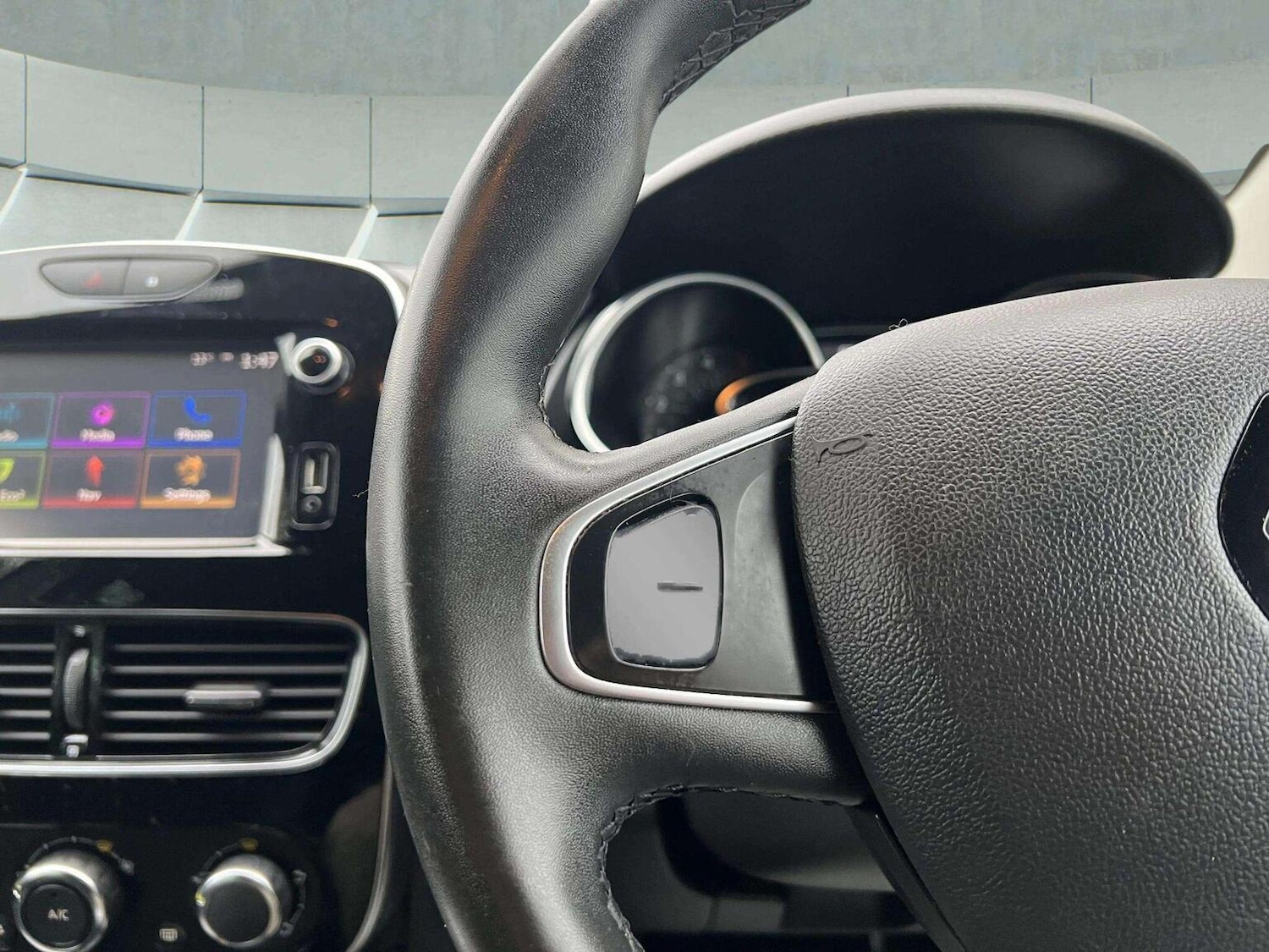 Used Renault Clio 2018 for sale - 76566607: Photo 25