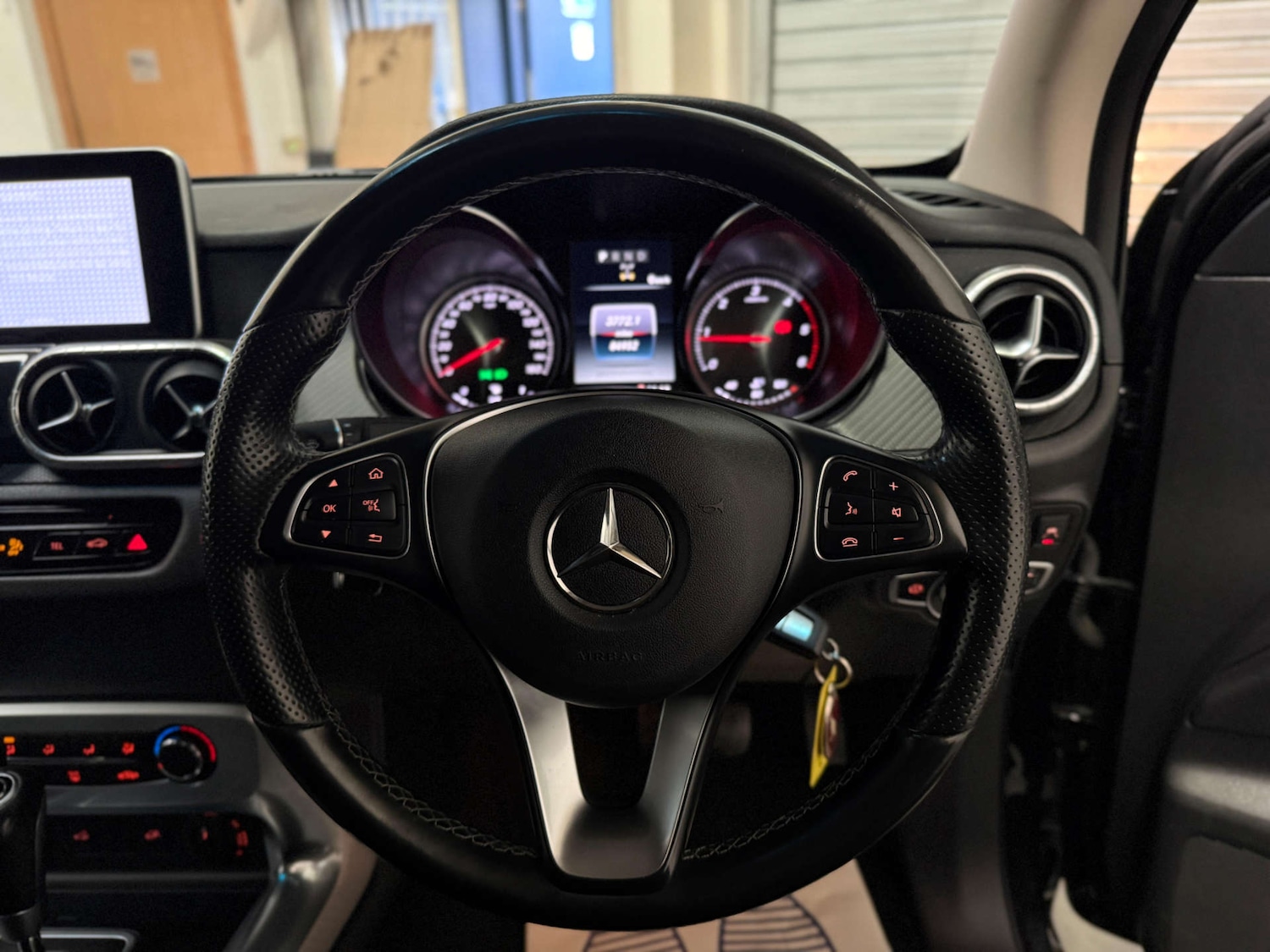 Used Mercedes-Benz X-Class 2018 for sale - 76127611: Photo 11