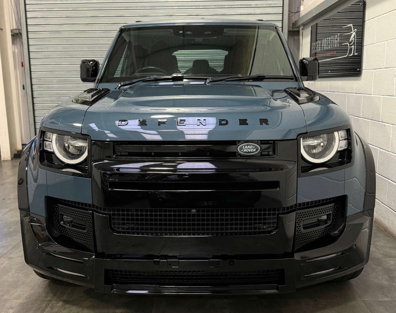 Used Land Rover Defender 2020 for sale - 76829883: Photo 2