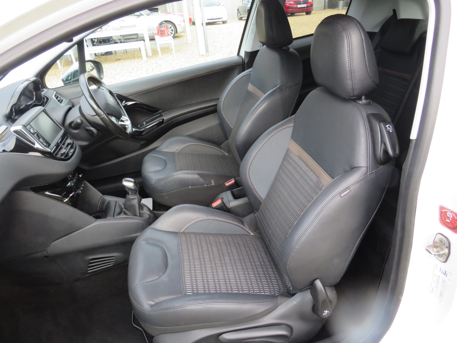 Used Peugeot 208 2012 for sale - 76329840: Photo 17