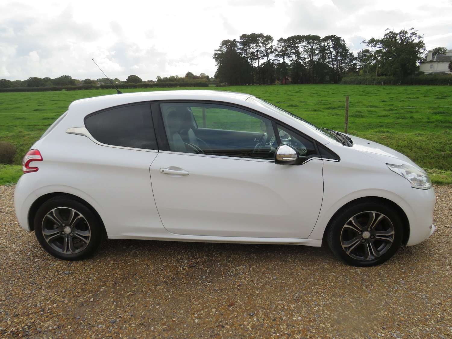 Used Peugeot 208 2012 for sale - 76329840: Photo 5