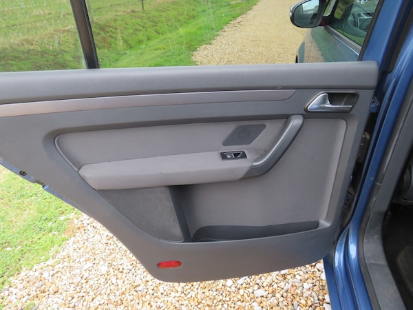 Used Volkswagen Touran 2011 for sale - 75760267: Photo 24