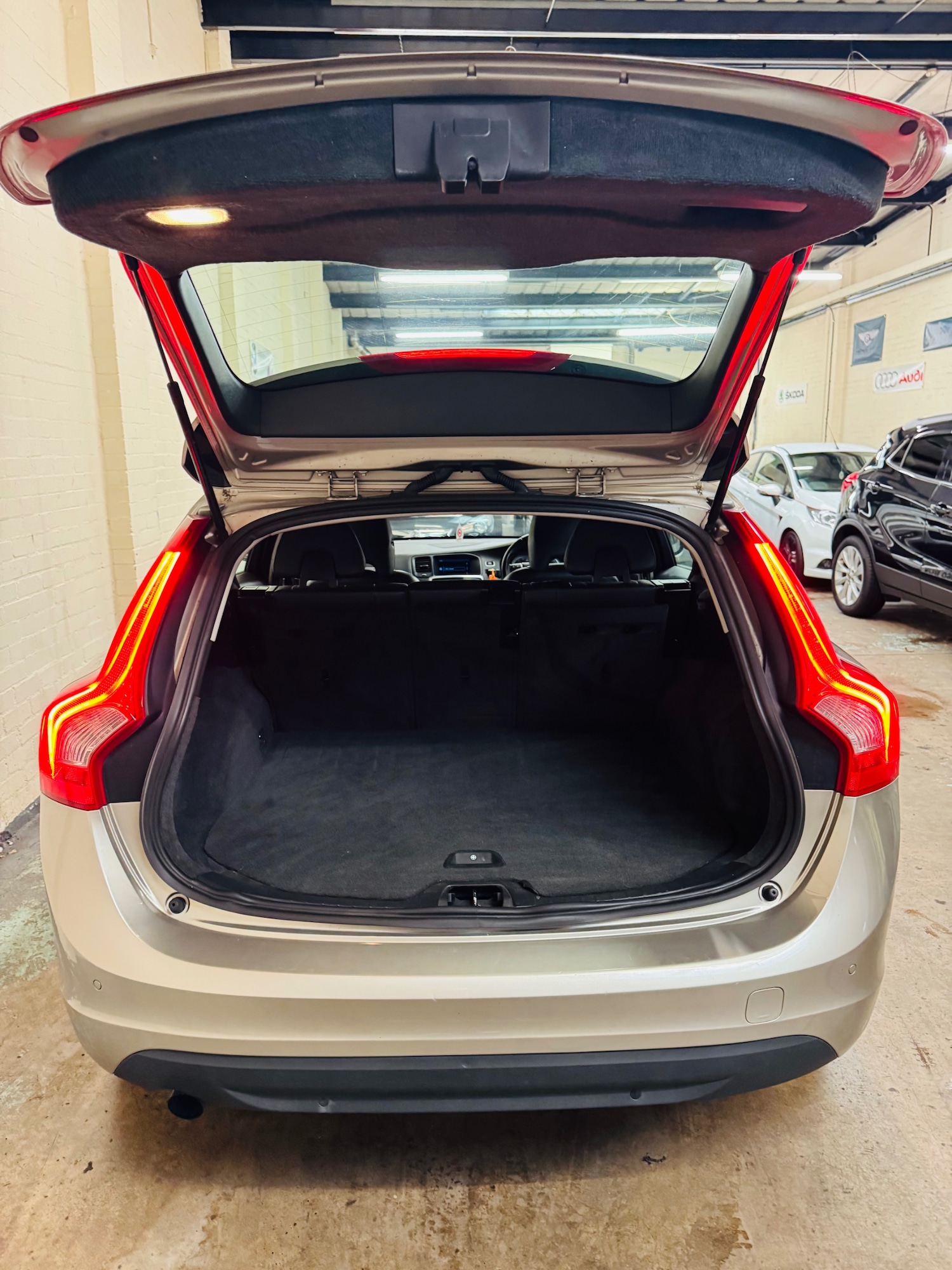 Used Volvo V60 2012 for sale - 76588894: Photo 16