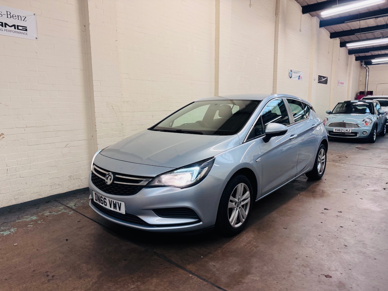 Used Vauxhall Astra 2017 for sale - 77208607: Photo 2