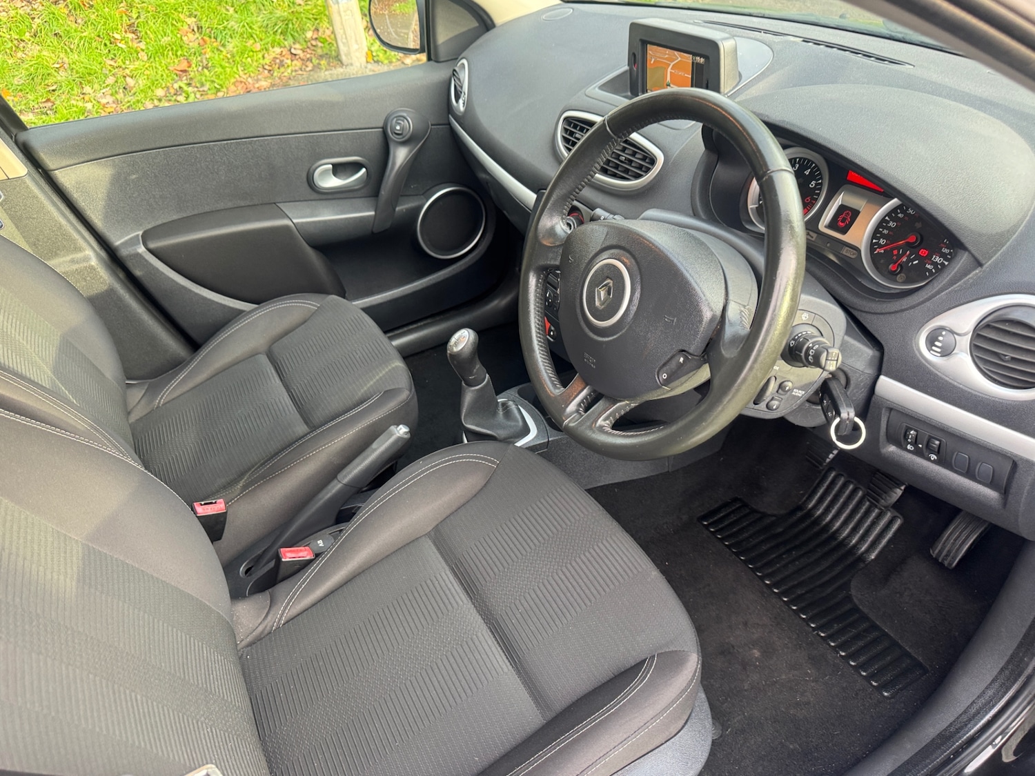 Used Renault Clio 2011 for sale - 76796182: Photo 2