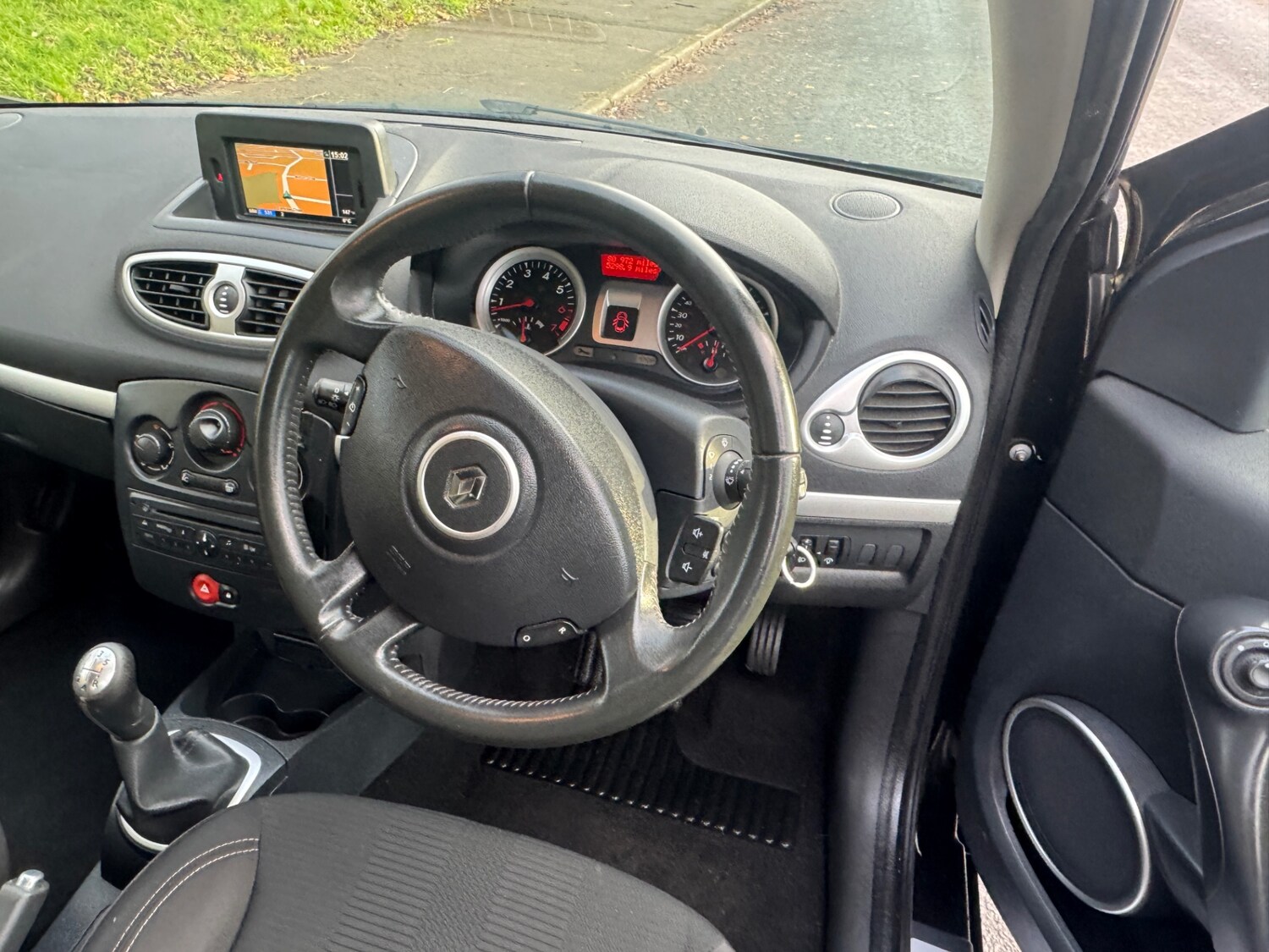 Used Renault Clio 2011 for sale - 76796182: Photo 9