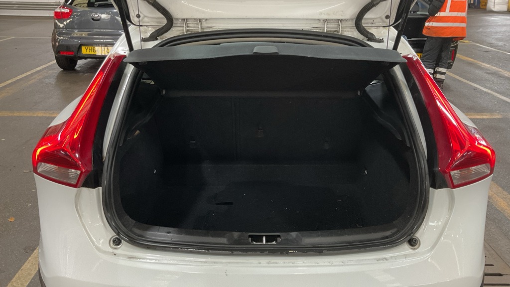 Used Volvo V40 2015 for sale - 77258677: Photo 8