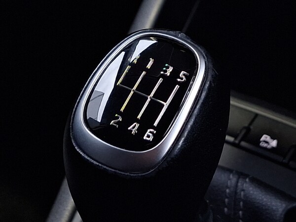 Used Kia Stonic 2023 for sale - 76238098: Photo 18