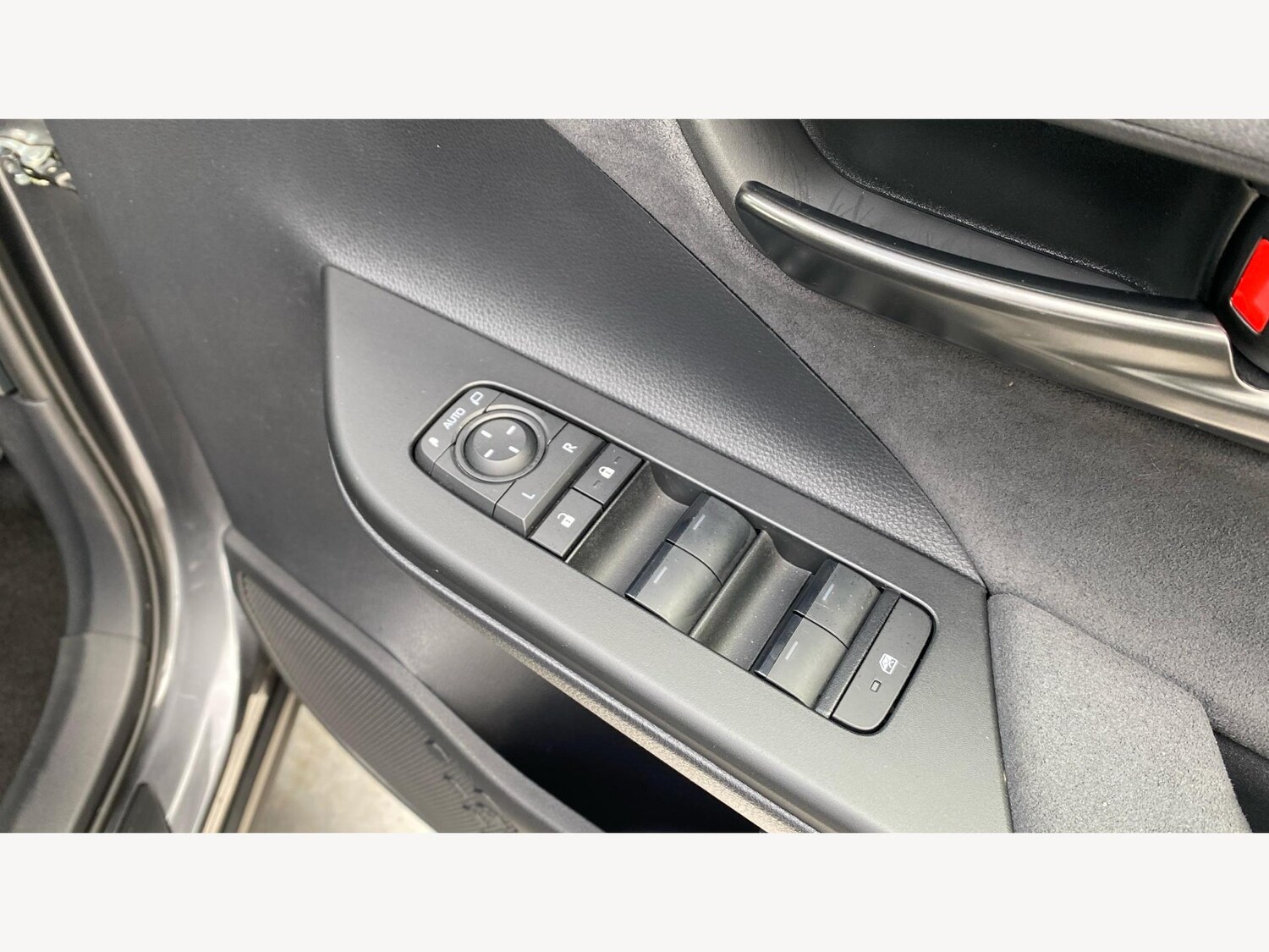 Used Toyota C-HR 2025 for sale - 76084052: Photo 32