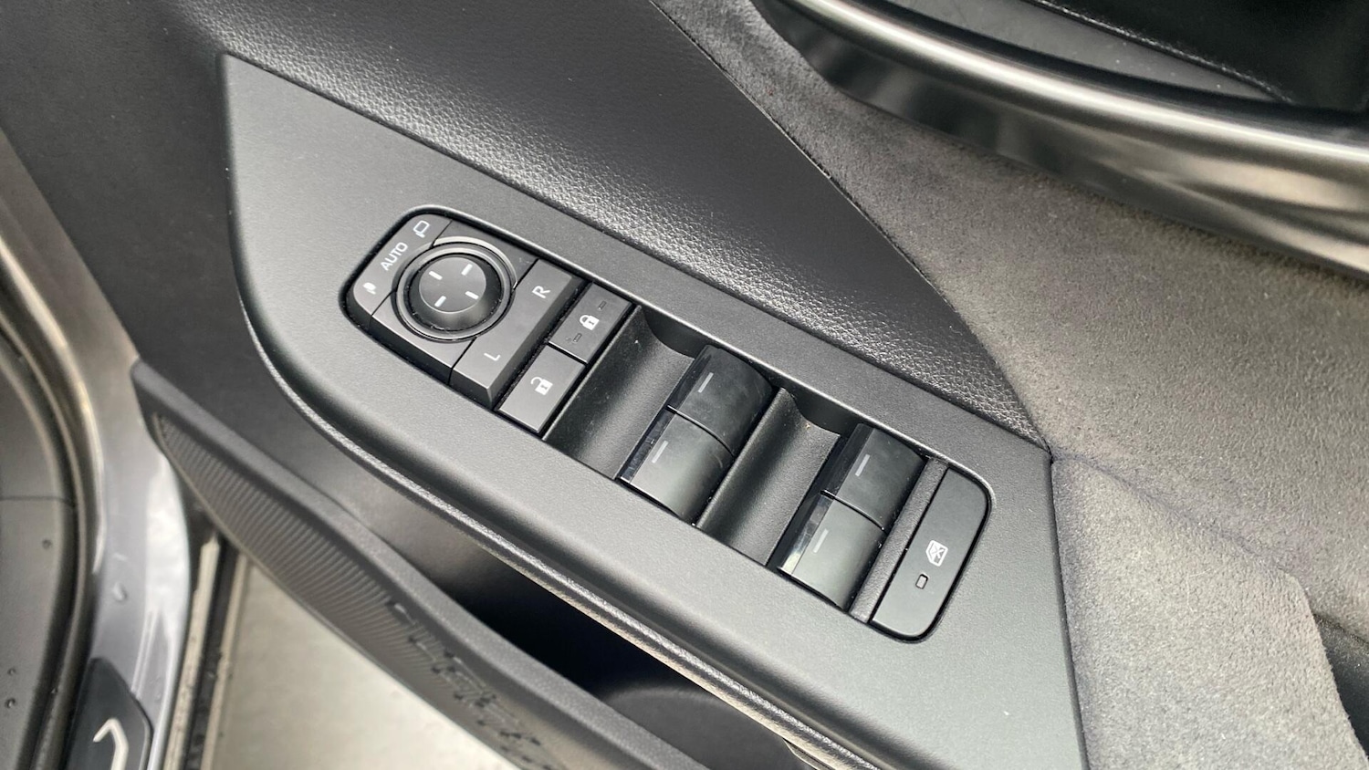 Used Toyota C-HR 2024 for sale - 76765601: Photo 34