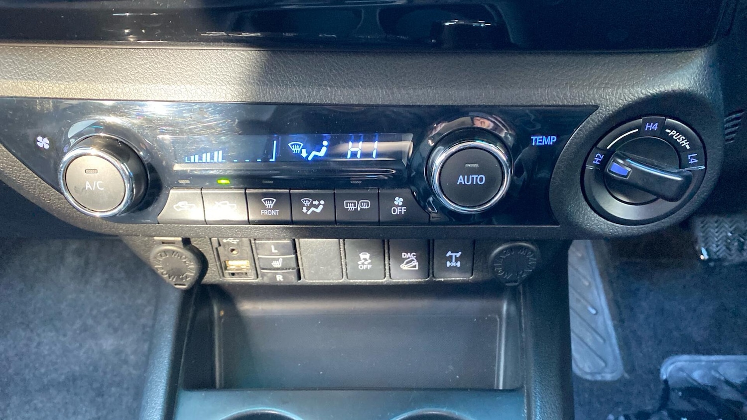 Used Toyota Hilux 2017 for sale - 77575124: Photo 44