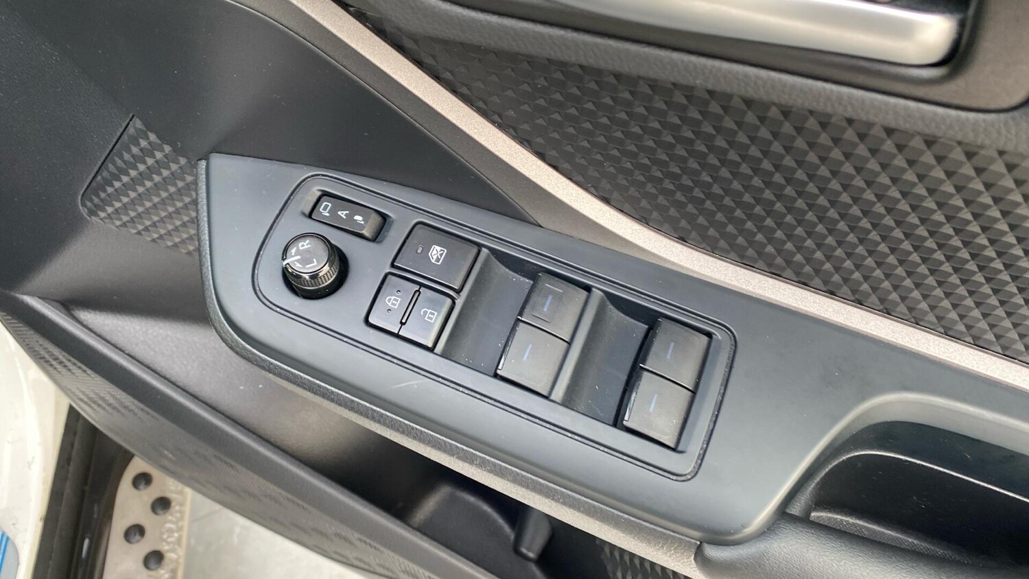 Used Toyota C-HR for sale - 77215165: Photo 39