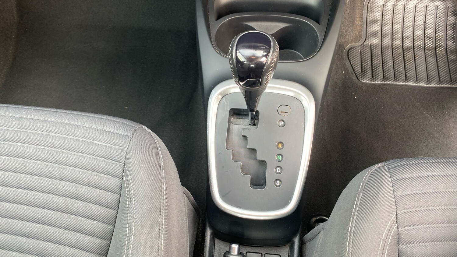 Used Toyota Yaris 2017 for sale - 77202479: Photo 40