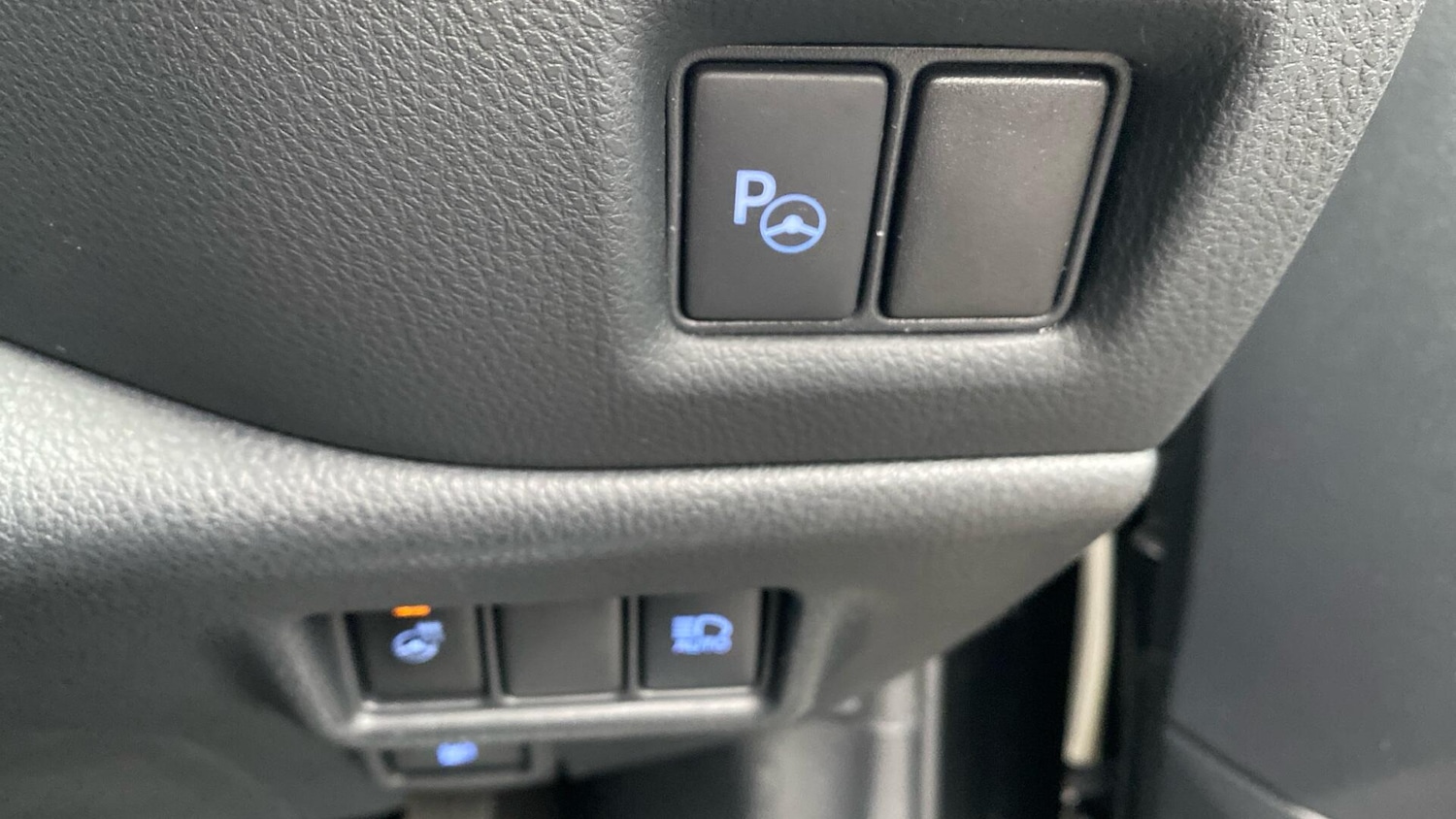 Used Toyota C-HR 2020 for sale - 77456459: Photo 41