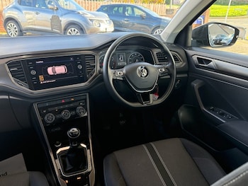 Used Volkswagen T-Roc 2019 for sale - 76792049: Photo