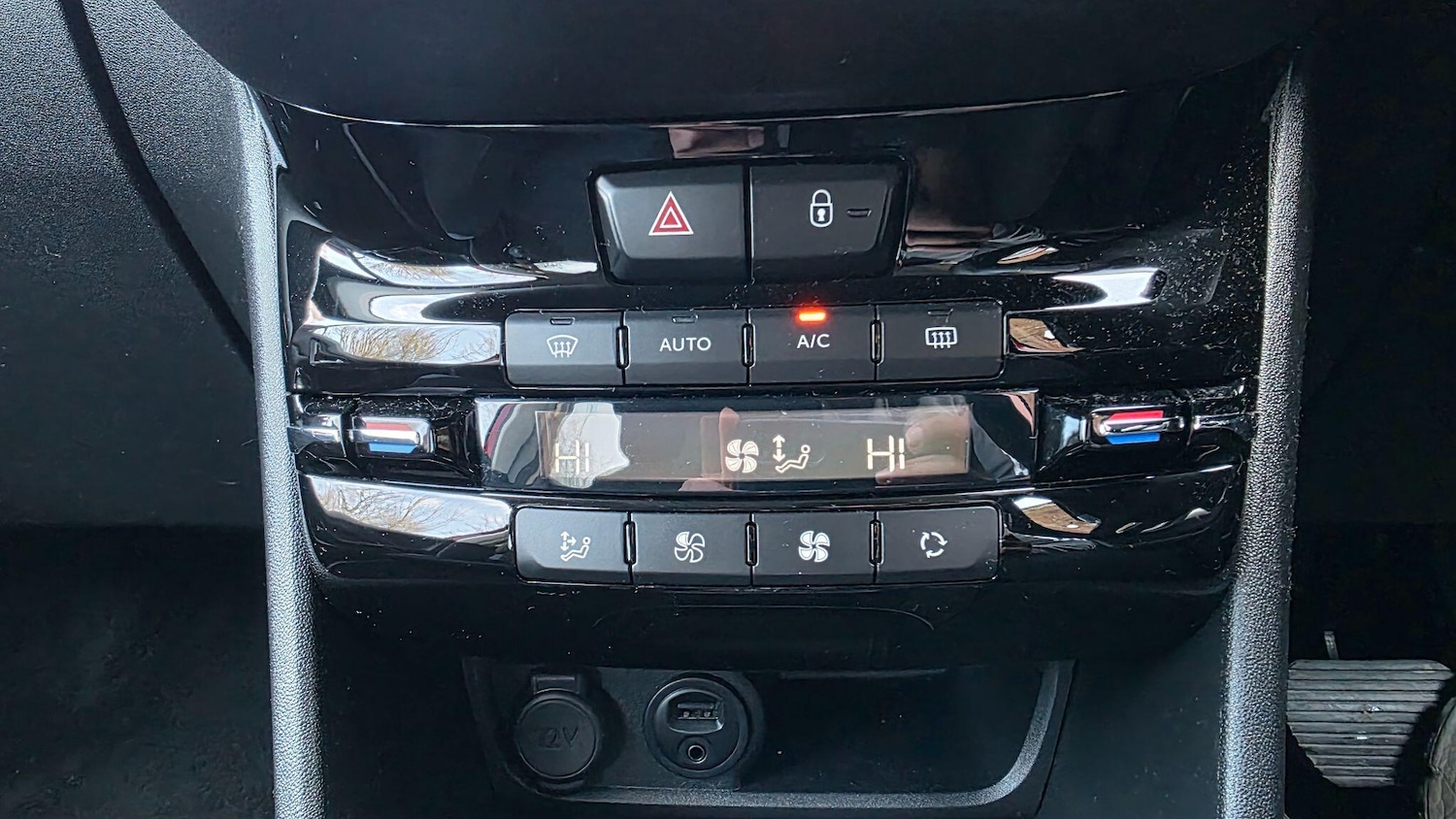 Used Peugeot 208 2014 for sale - 77155532: Photo 17