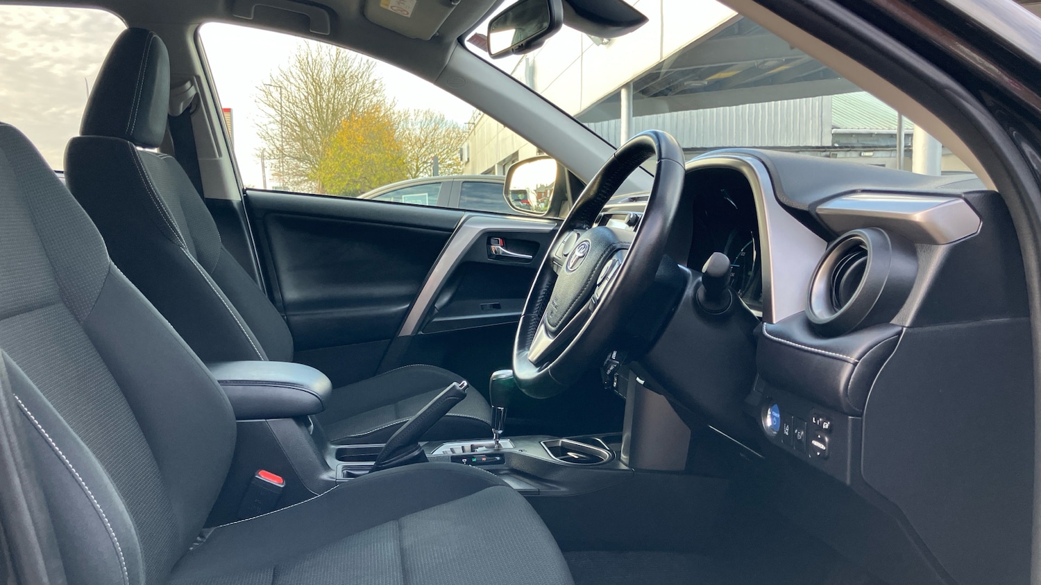 Used Toyota RAV4 2017 for sale - 76971108: Photo 11