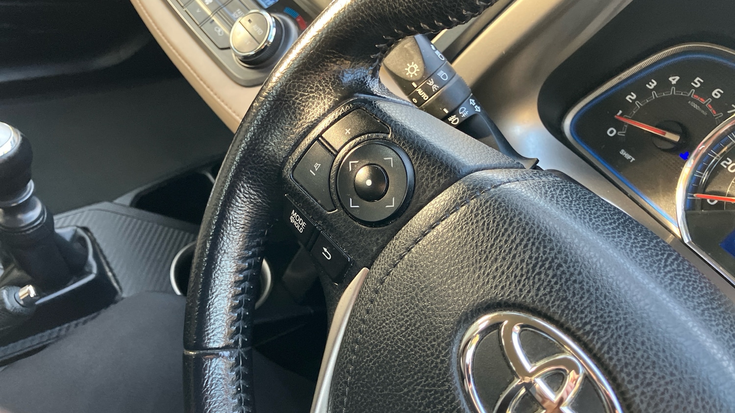 Used Toyota RAV4 2015 for sale - 76694767: Photo 32