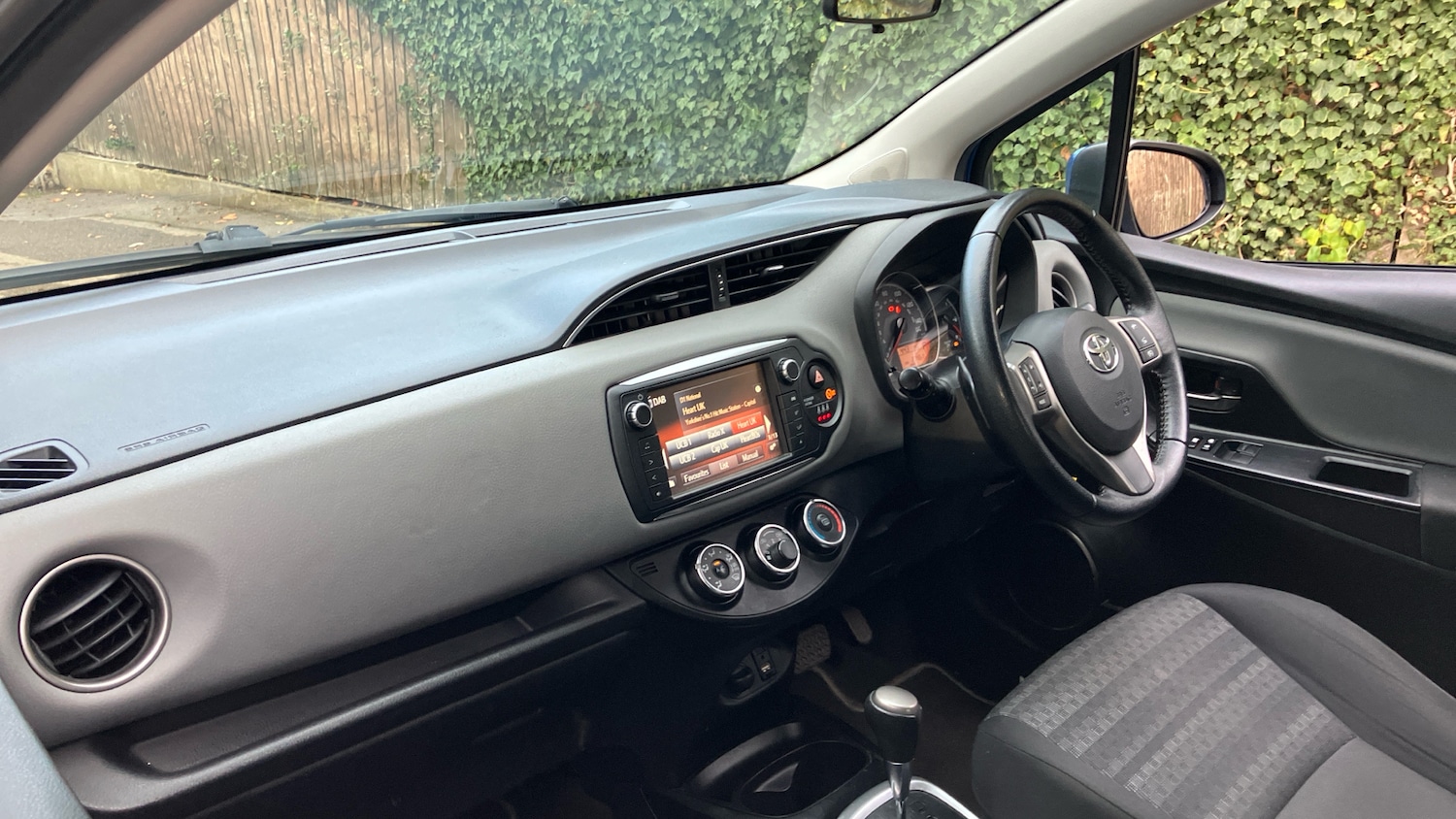 Used Toyota Yaris 2017 for sale - 76329877: Photo 41