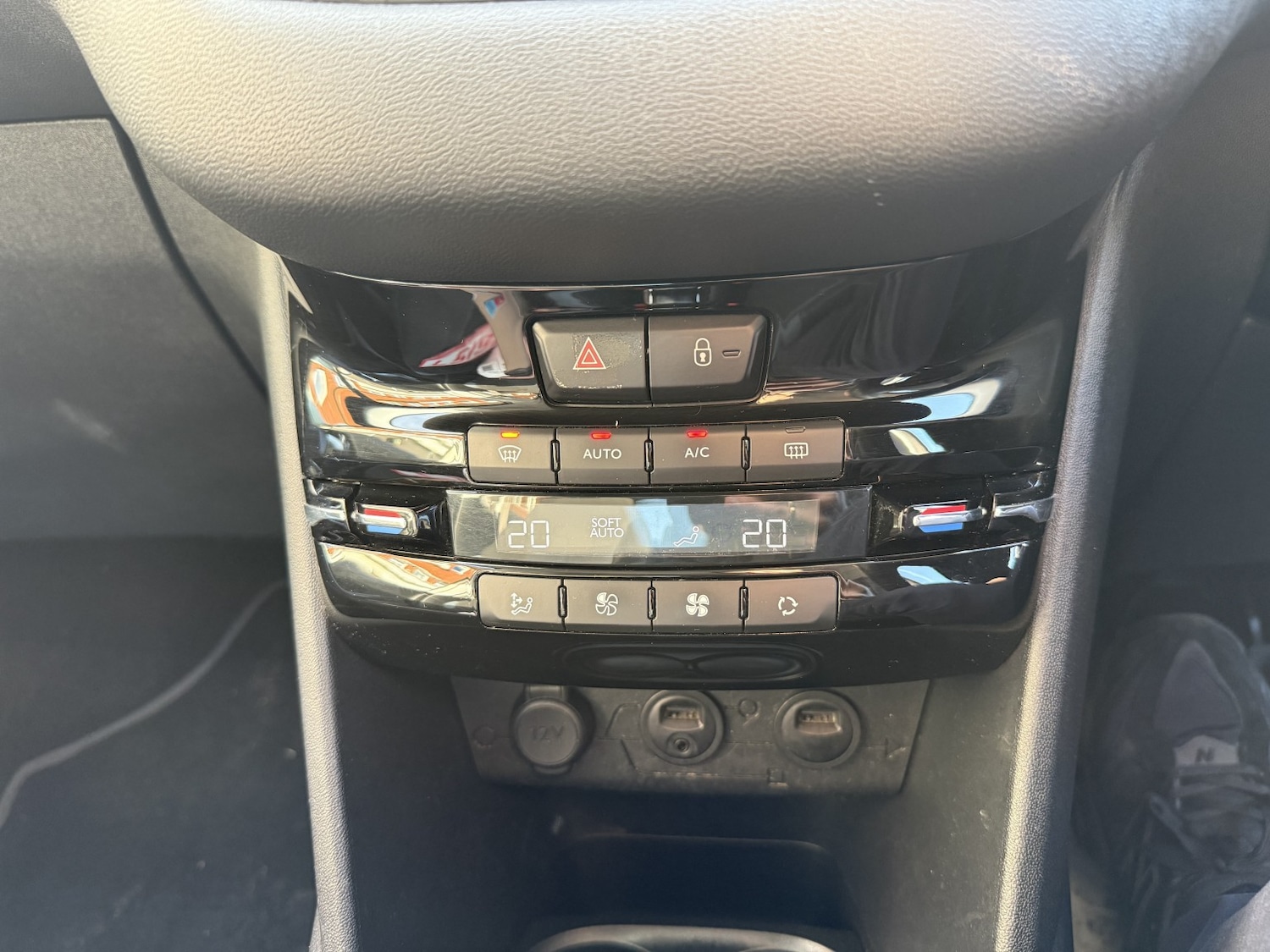 Used Peugeot 208 2012 for sale - 77020569: Photo 18