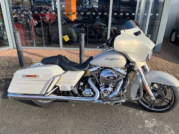 Used Harley-Davidson TOURING STREET GLIDE 2015 for sale - bike-77750287: Photo