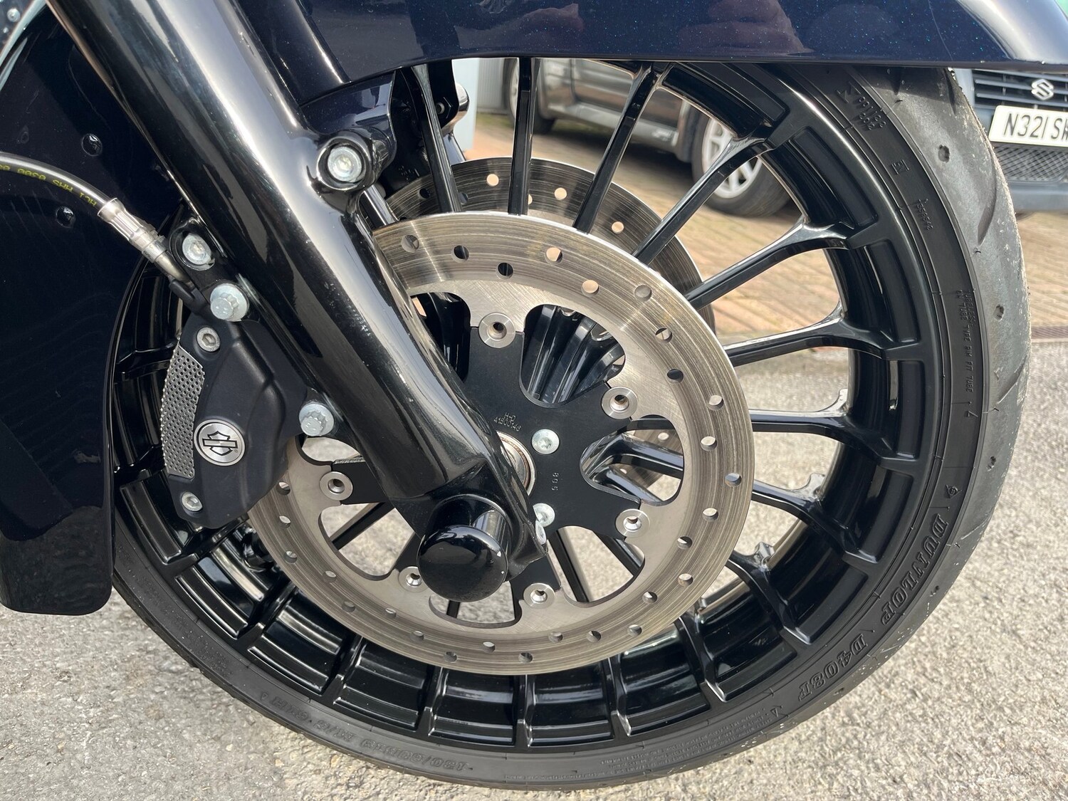 Harley-Davidson TOURING FLHRXS ROAD KING SPECIAL