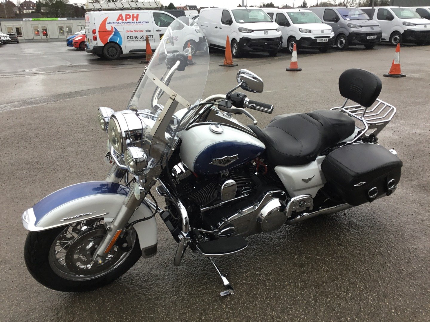 Harley-Davidson TOURING FLHRC ROAD KING CLASSIC