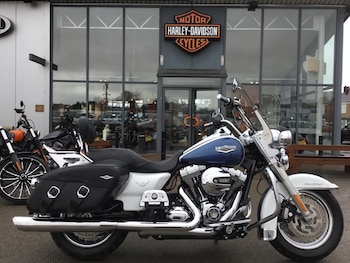 Used Harley-Davidson TOURING FLHRC ROAD KING CLASSIC 2015 for sale - bike-73955045: Photo