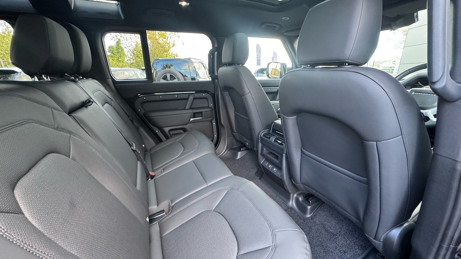 Used Land Rover Defender 2024 for sale - 76332017: Photo 32