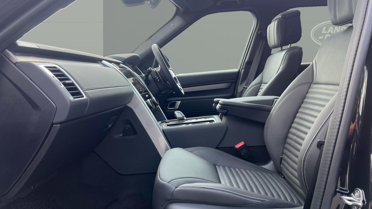 Used Land Rover Discovery 2025 for sale - 76882318: Photo 3