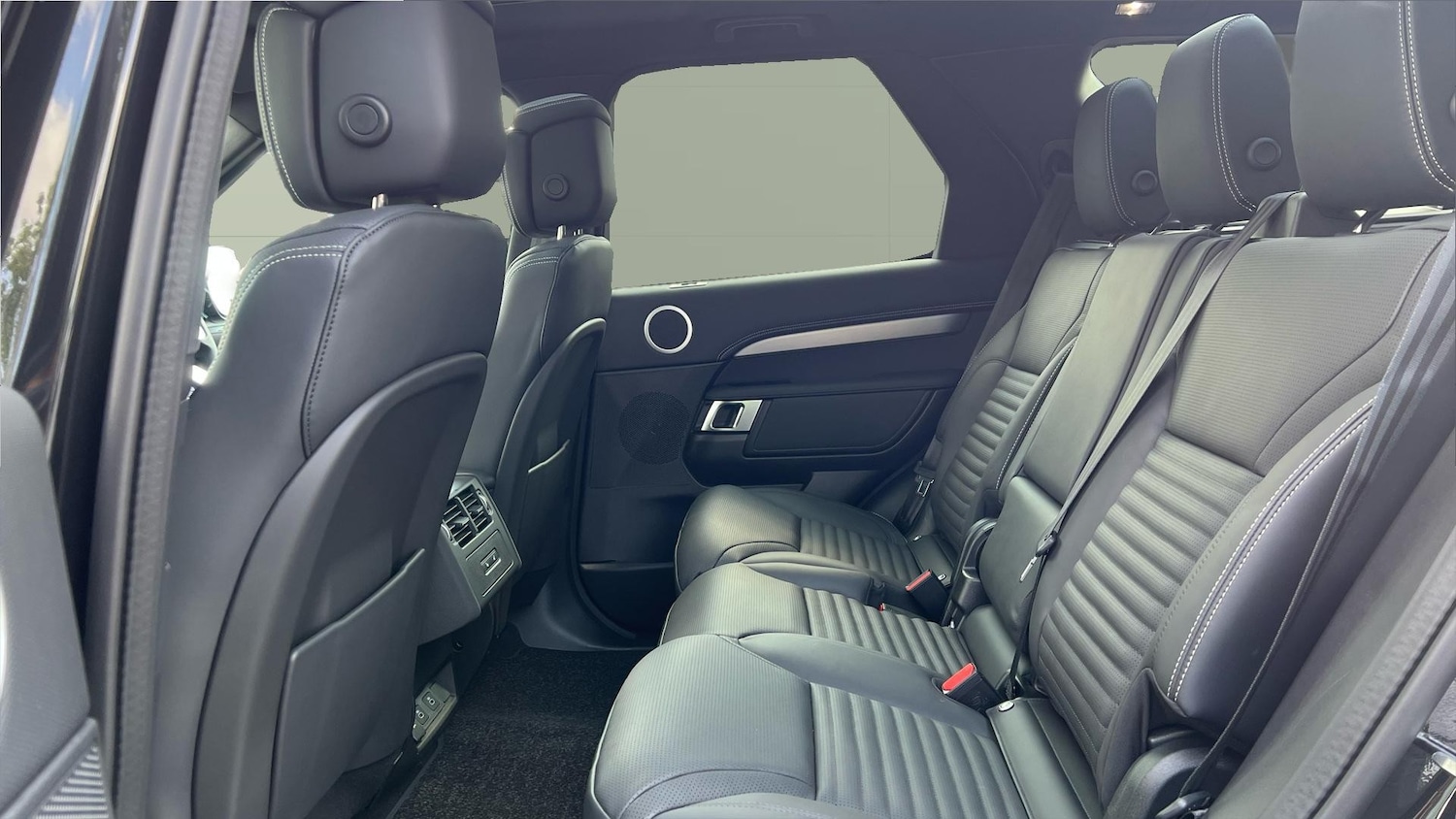 Used Land Rover Discovery 2025 for sale - 76882318: Photo 4