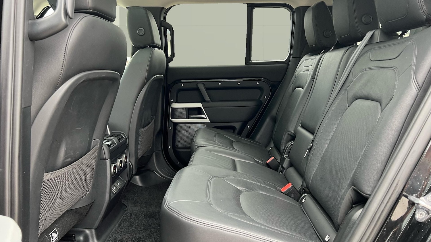 Used Land Rover Defender 2023 for sale - 77822039: Photo 4