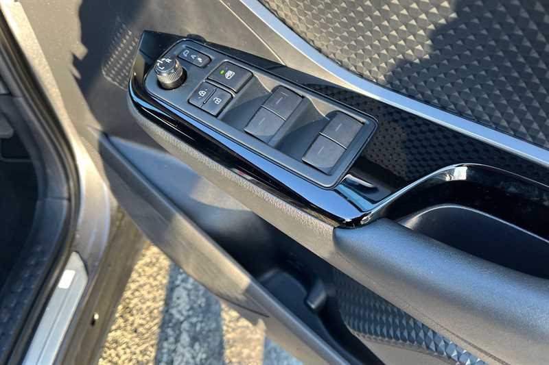 Used Toyota C-HR 2023 for sale - 77205879: Photo 18