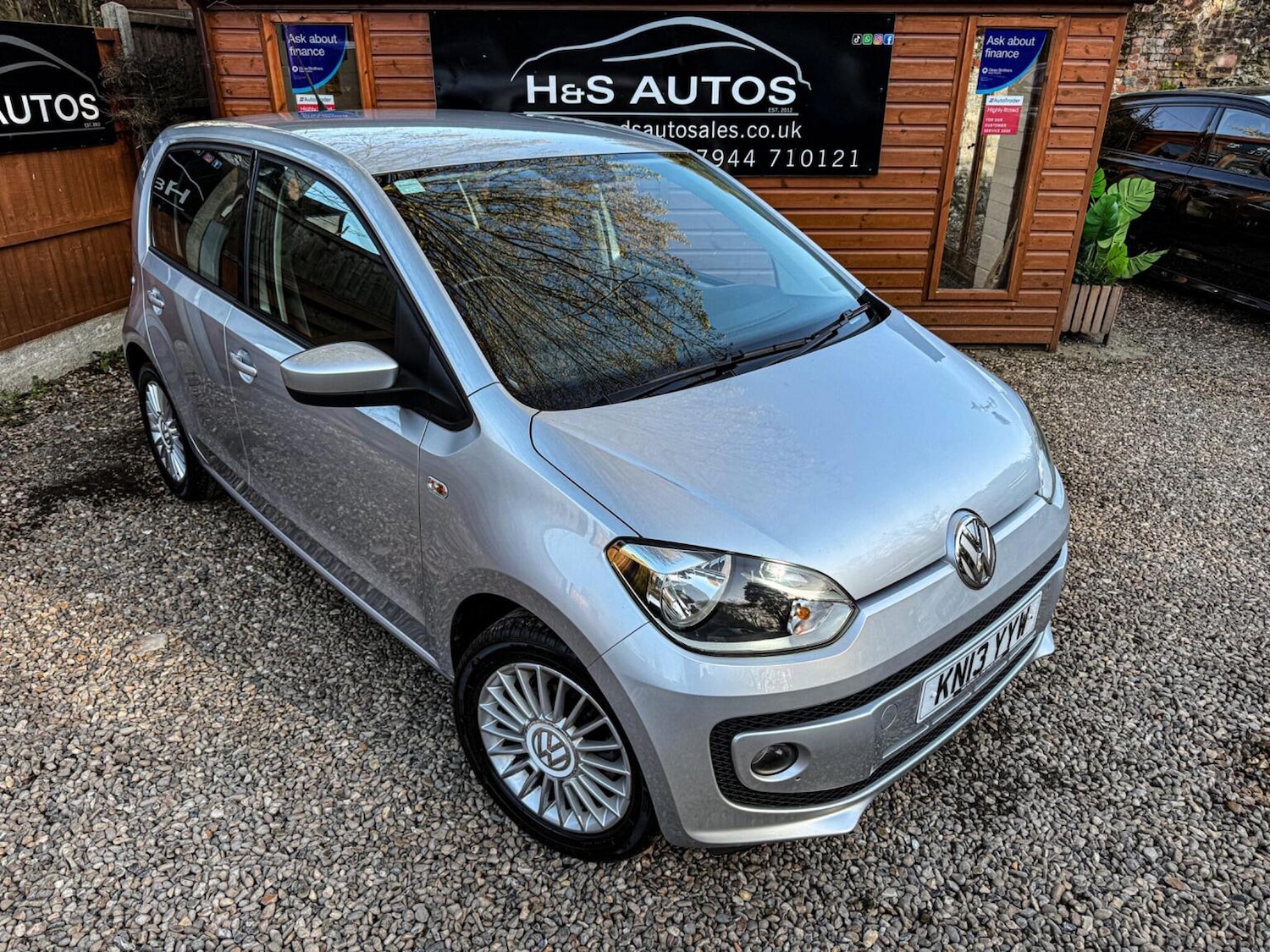 Used Volkswagen up! 2013 for sale - 77931255: Photo 2