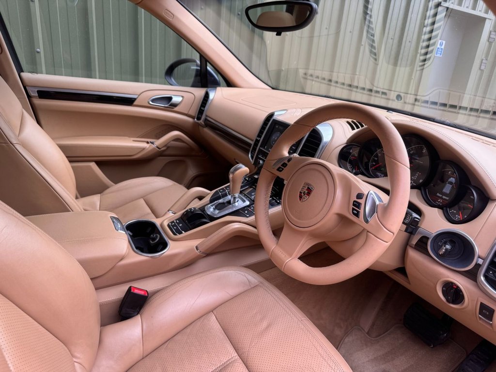 Used Porsche Cayenne 2011 for sale - 76631976: Photo 2