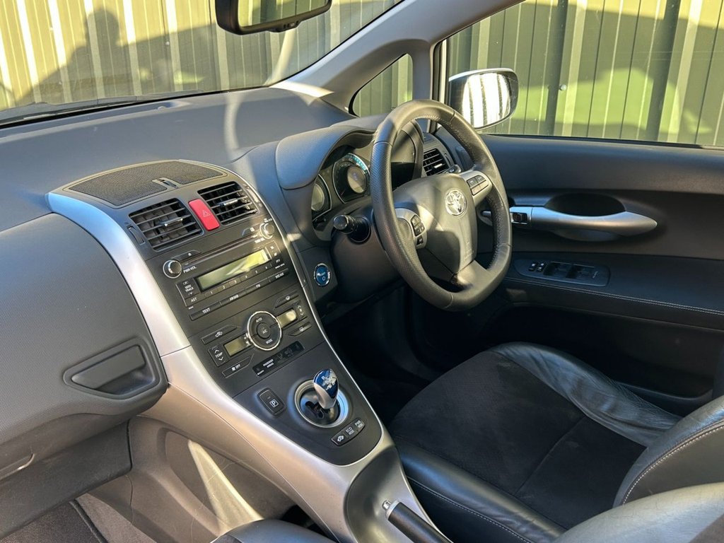 Used Toyota Auris 2011 for sale - 77275863: Photo 2