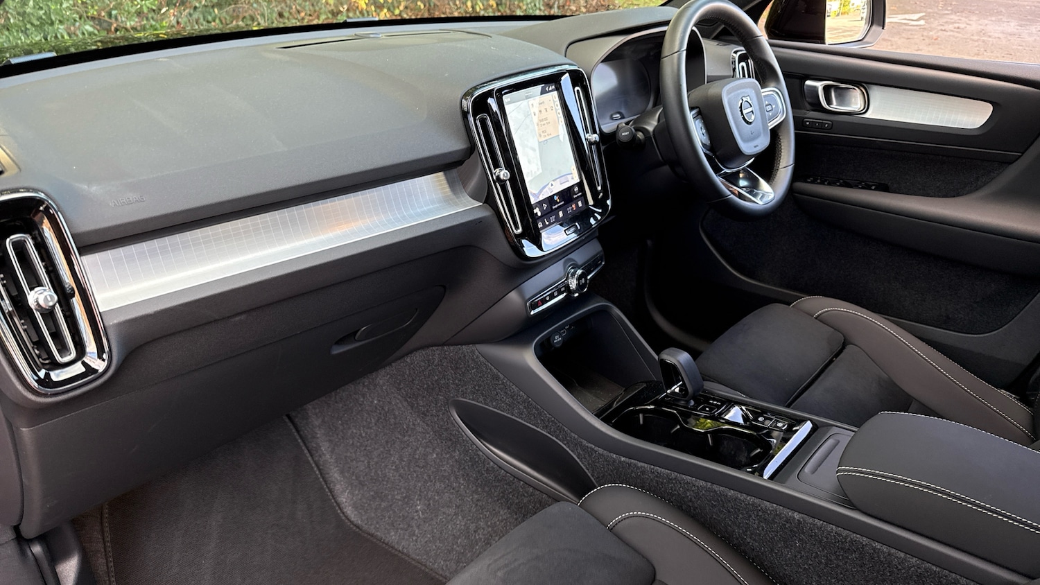 Used Volvo XC40 2025 for sale - 76835359: Photo 4