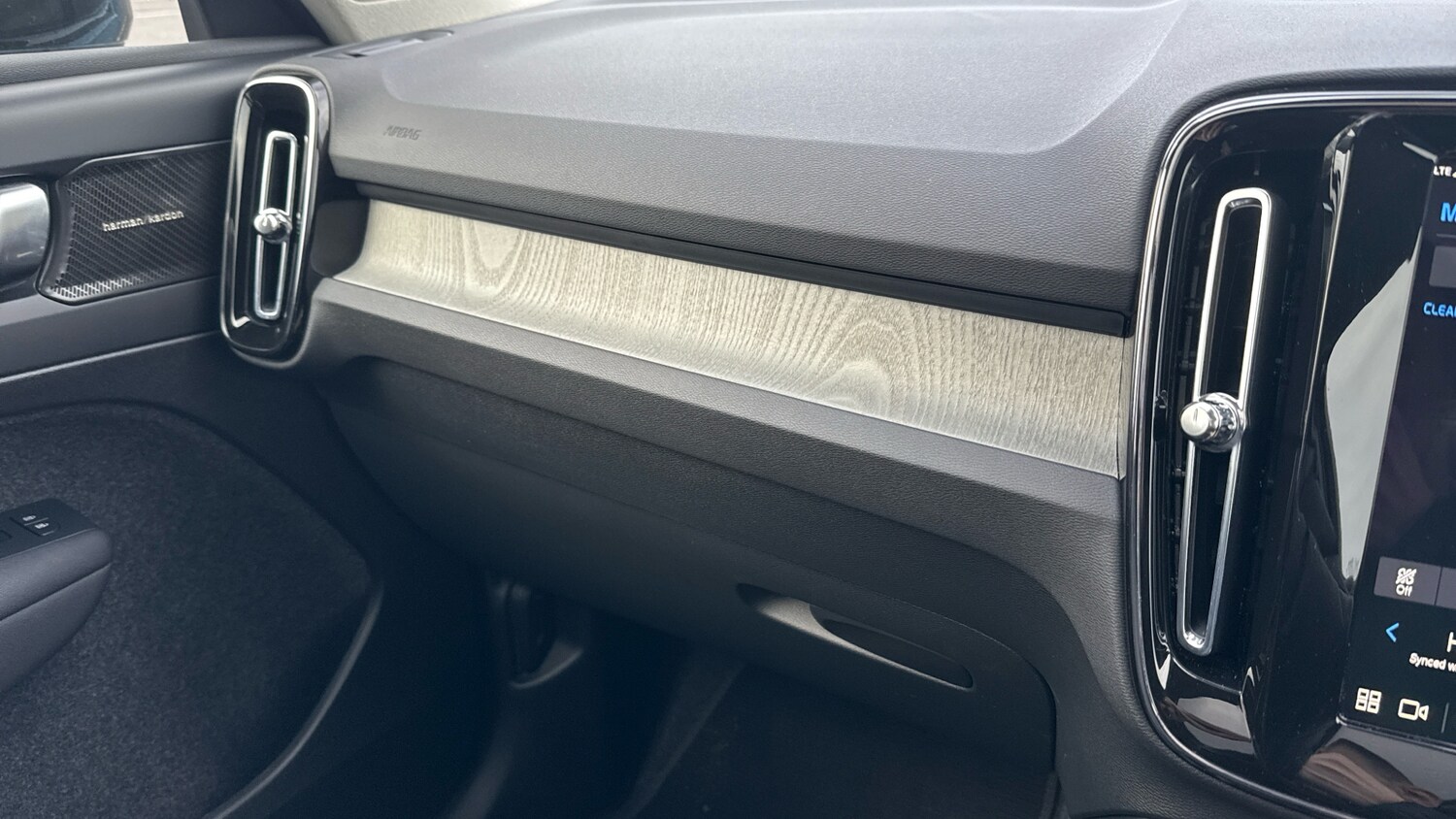 Used Volvo XC40 2024 for sale - 76653249: Photo 40