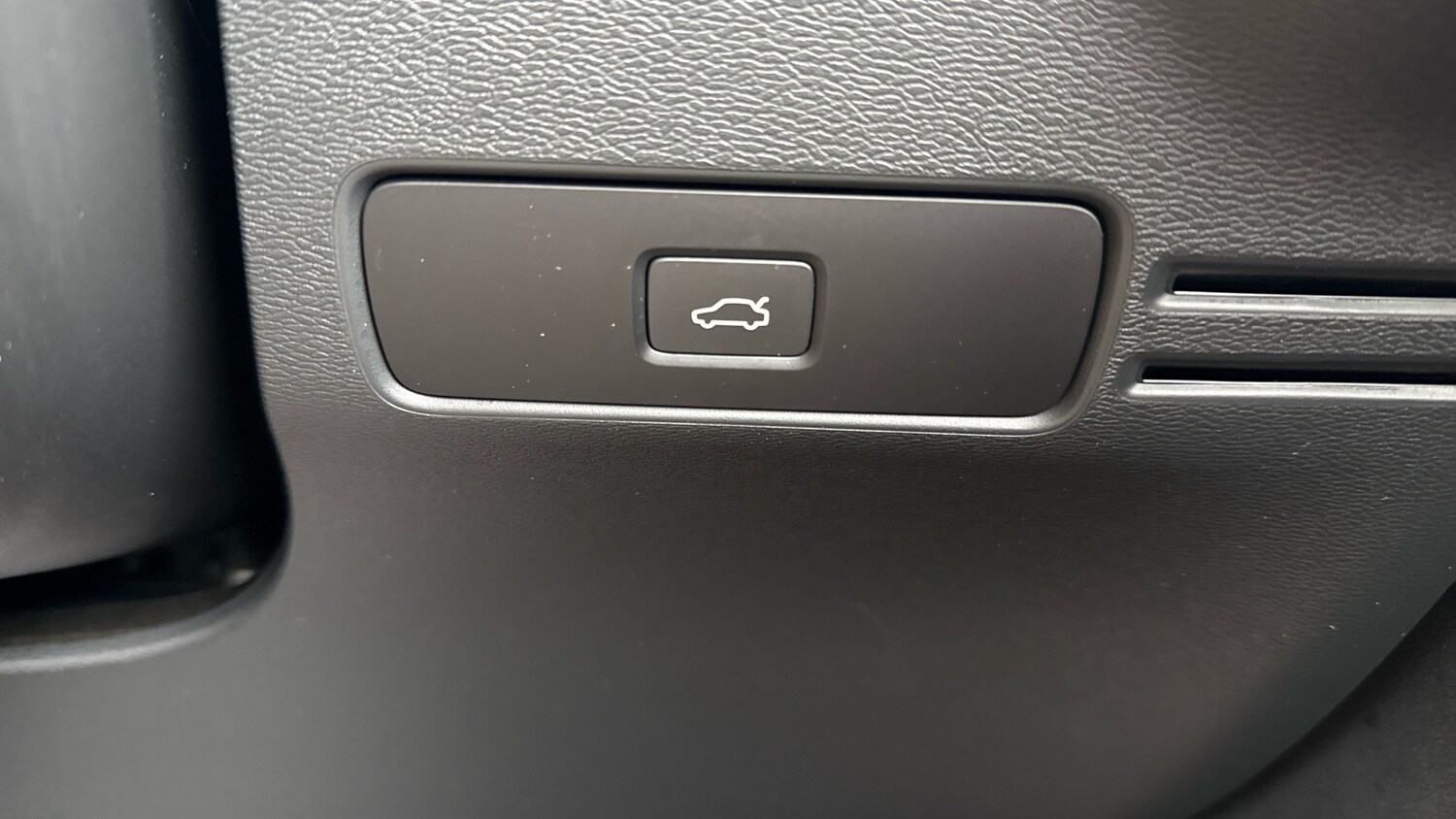 Used Volvo XC40 2023 for sale - 77965644: Photo 30