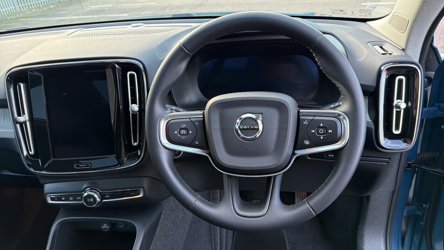 Used Volvo XC40 2025 for sale - 76879216: Photo 10