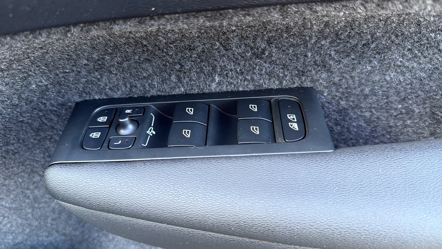 Used Volvo XC40 2025 for sale - 76879216: Photo 24