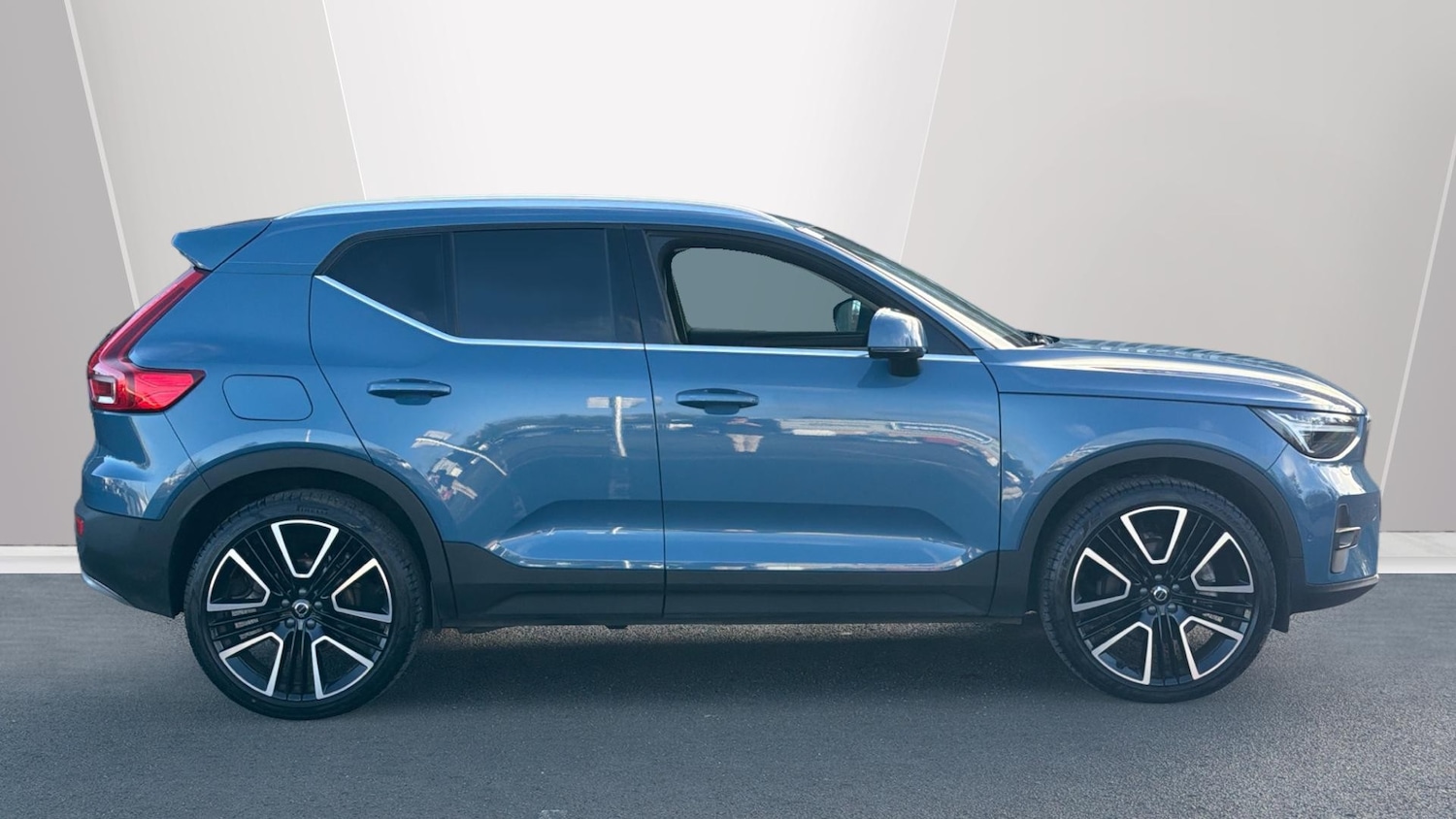 Used Volvo XC40 2025 for sale - 76879216: Photo 3