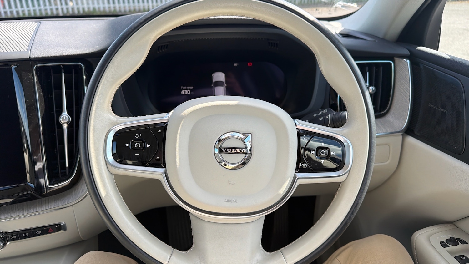 Used Volvo XC60 2023 for sale - 78066644: Photo 10