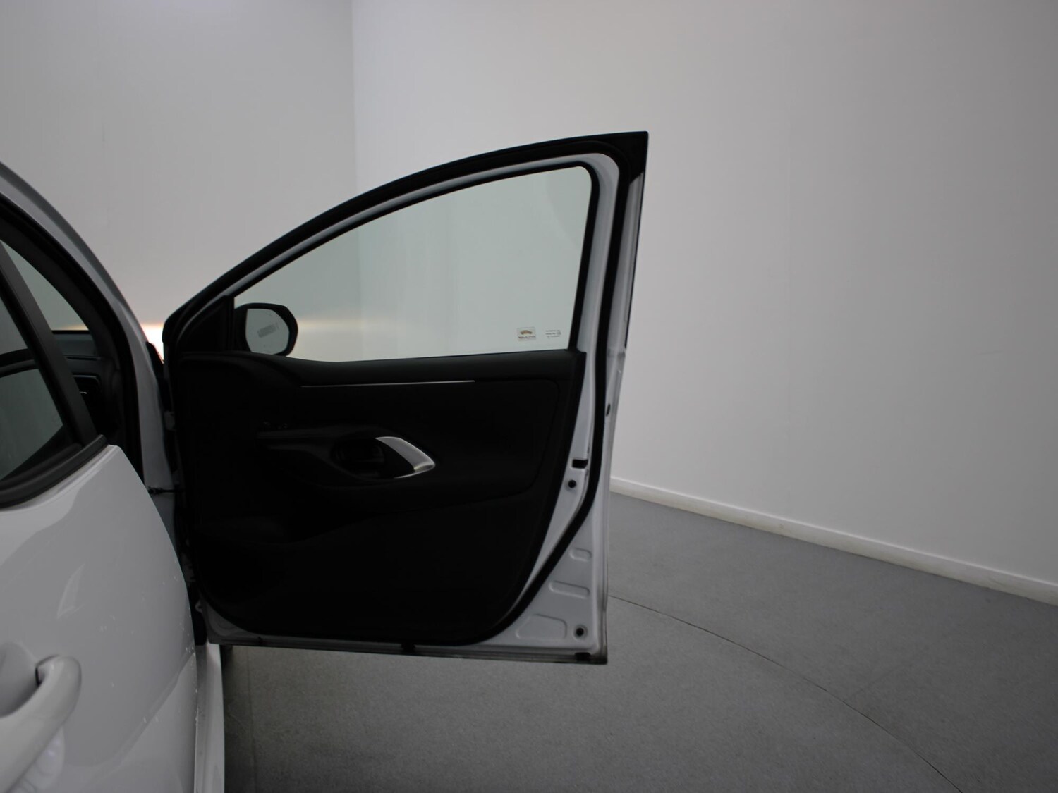 Used Toyota Yaris 2023 for sale - 76300285: Photo 33