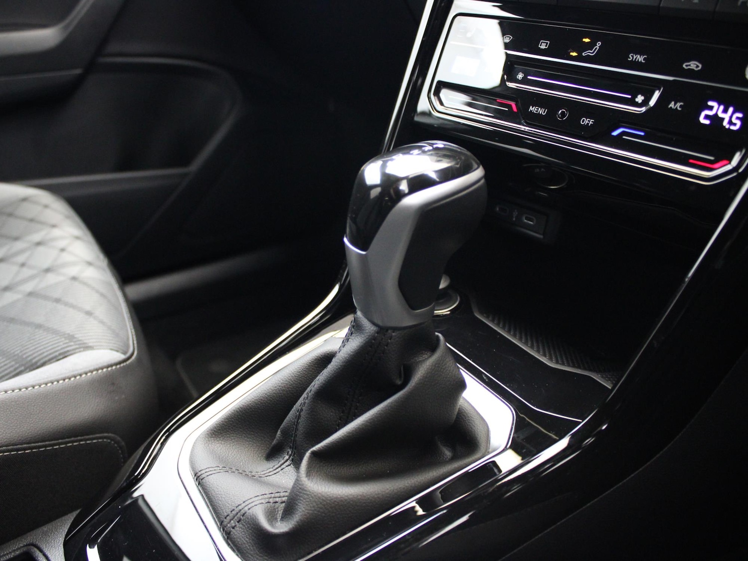 Used Volkswagen T-Roc 2025 for sale - 77687007: Photo 28