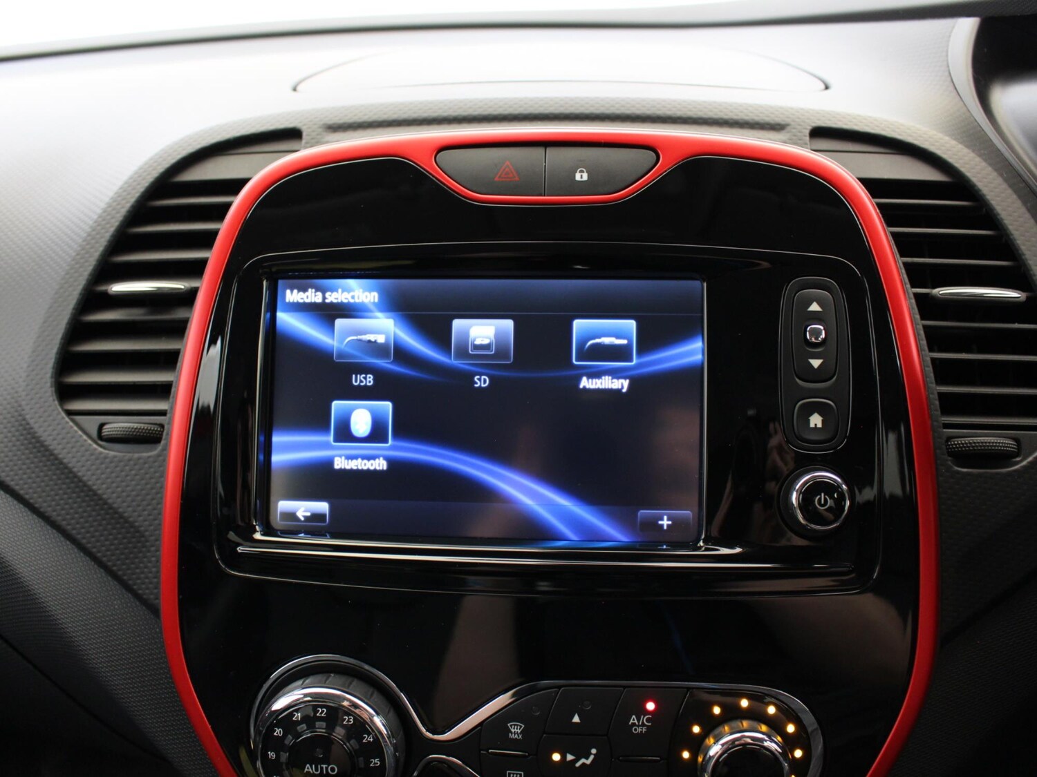 Used Renault Captur 2015 for sale - 76553585: Photo 21