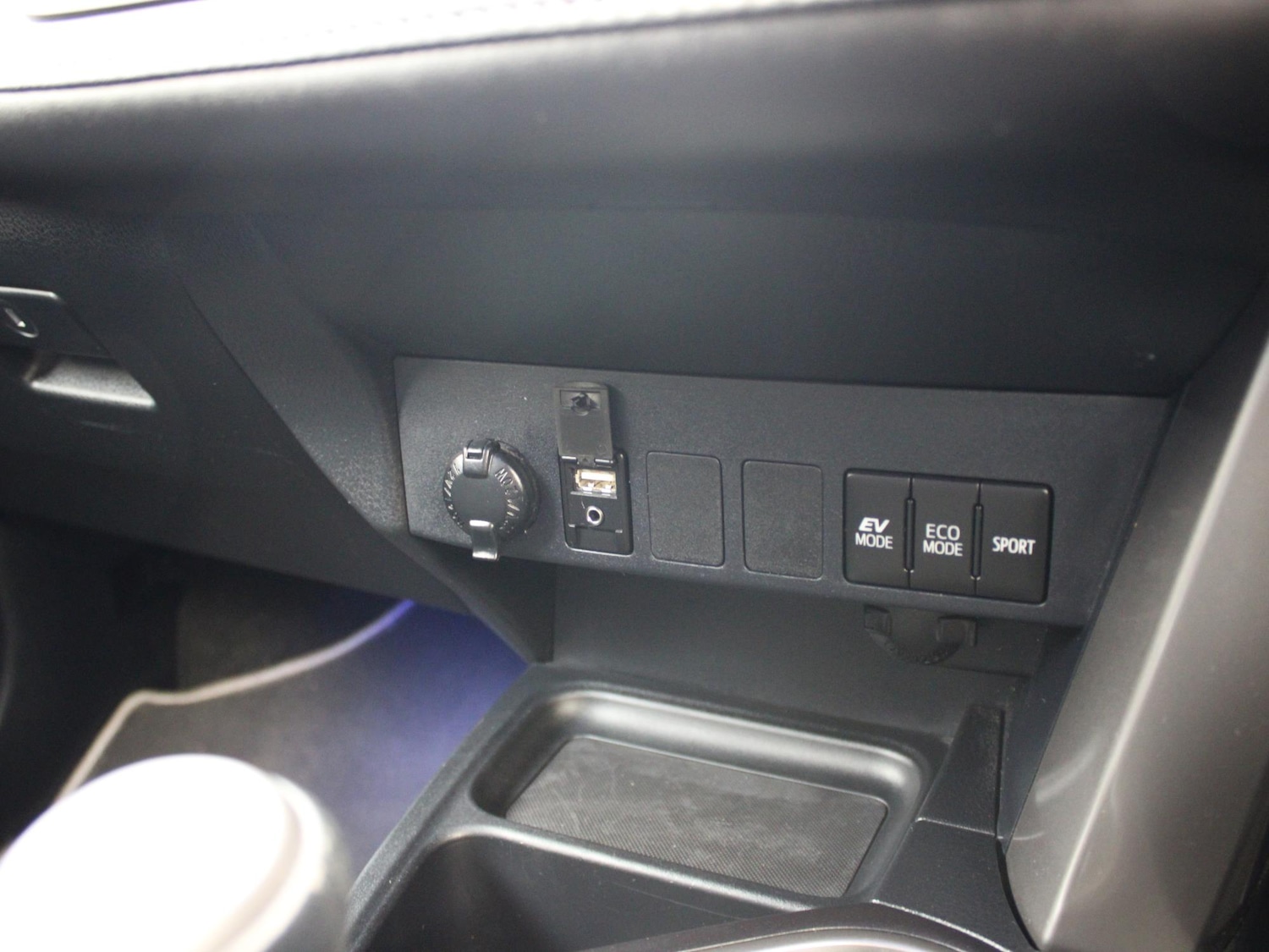 Used Toyota RAV4 2017 for sale - 76755380: Photo 30